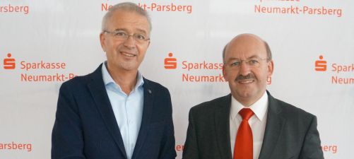 Der Leiter der Sparkasse Seubersdorf, Johann Böhm (rechts) übergab den Scheck an Rektor Karl Staudinger.