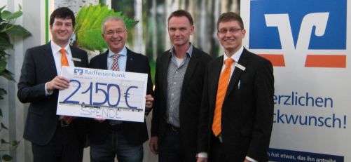 Spendenübergabe f