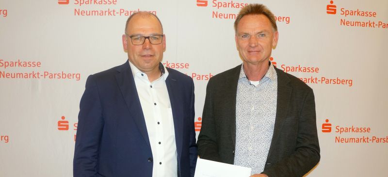 Vorstand Wolfgang Meier von der Sparkasse, übergab die Spende an den Rektor der Grund- und Mittelschule Seubersdorf Markus Eigenstetter